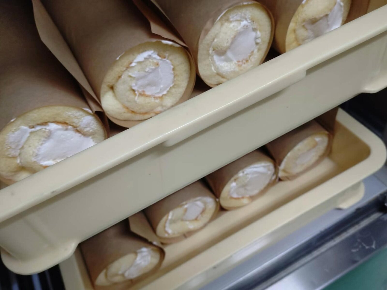 ロールケーキを巻き上げる工程